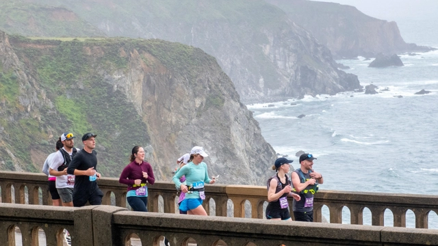 Corredores en un mirador de la costa de California