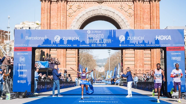 Meta del Zurich Maratón Barcelona en el Arco de Triunfo