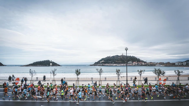 Corredores en la Bahía de la Concha, San Sebastián