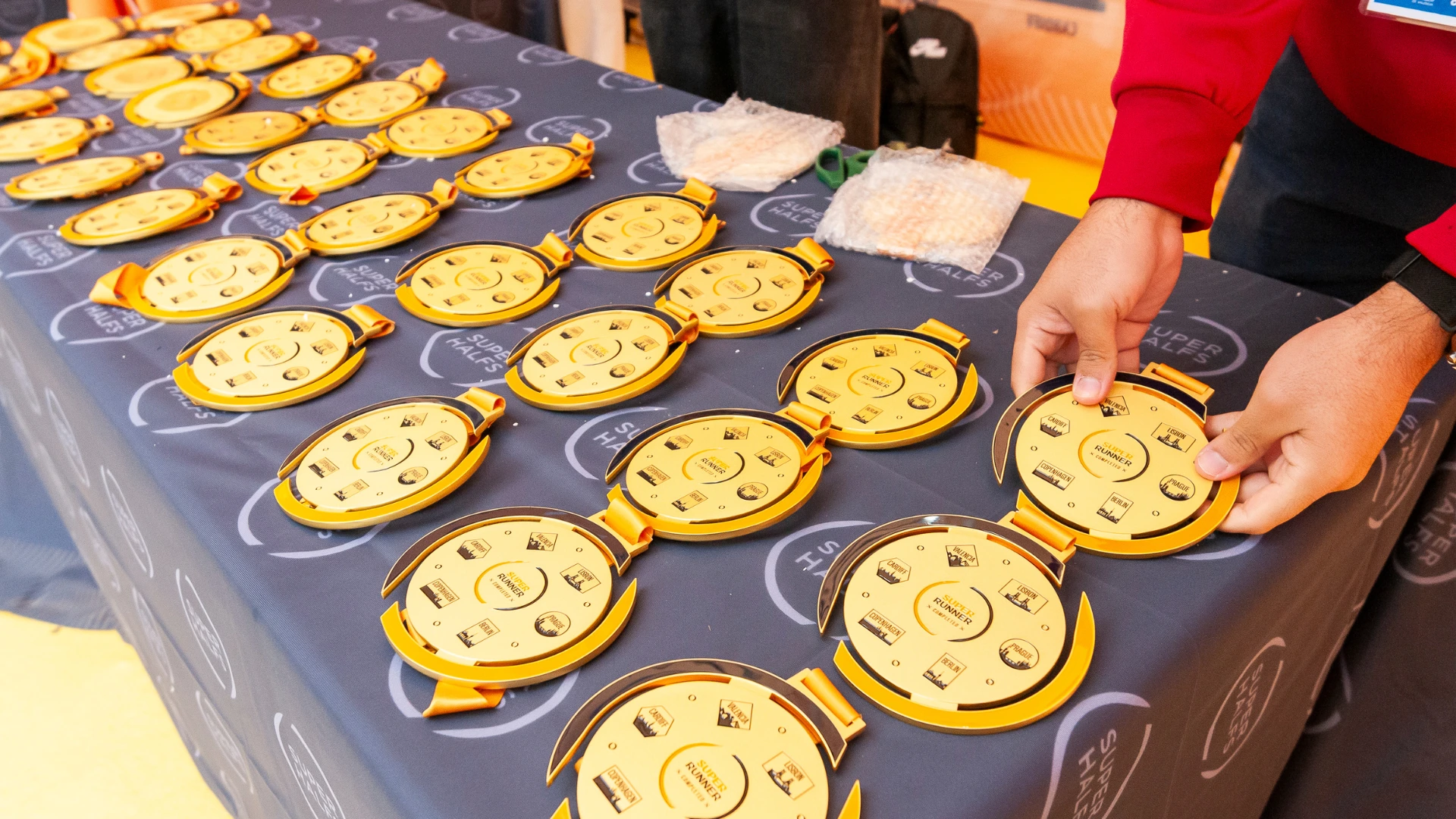 Medallas SuperHalfs sobre una mesa
