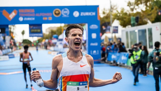 Corredor celebrando al cruzar la meta de un medio maratón SuperHalfs