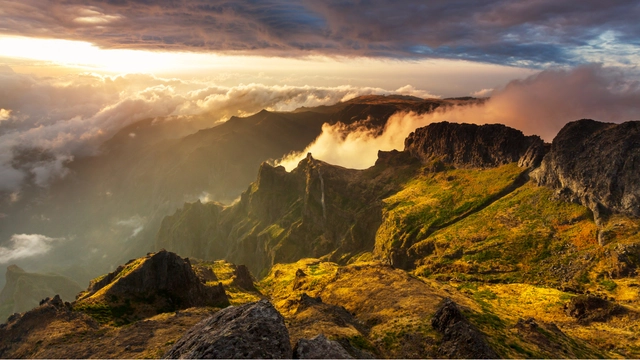 Montañas de Madeira entre las nubes al atardecer