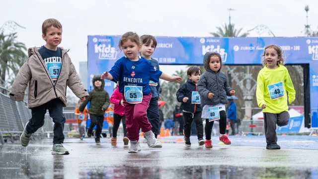 Niños corriendo una carrera infantil bajo la lluvia