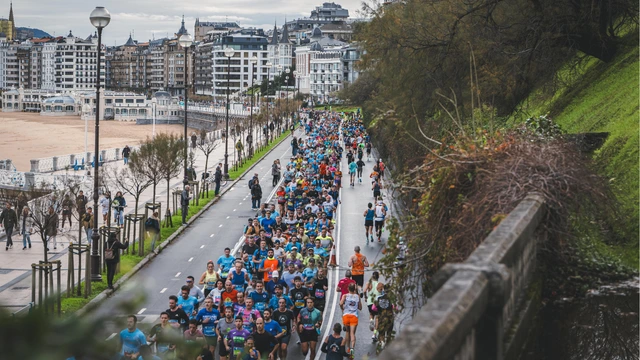 Corredores del Zurich Maratón de San Sebastián junto a la playa